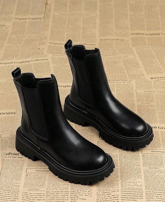 Чорні челсі-ботинки на тракторній підошві