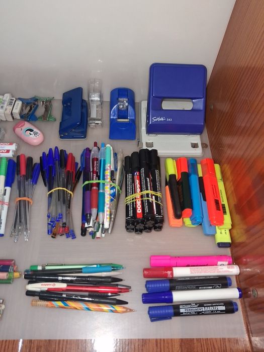 Diverso Material Escolar e de Escritório