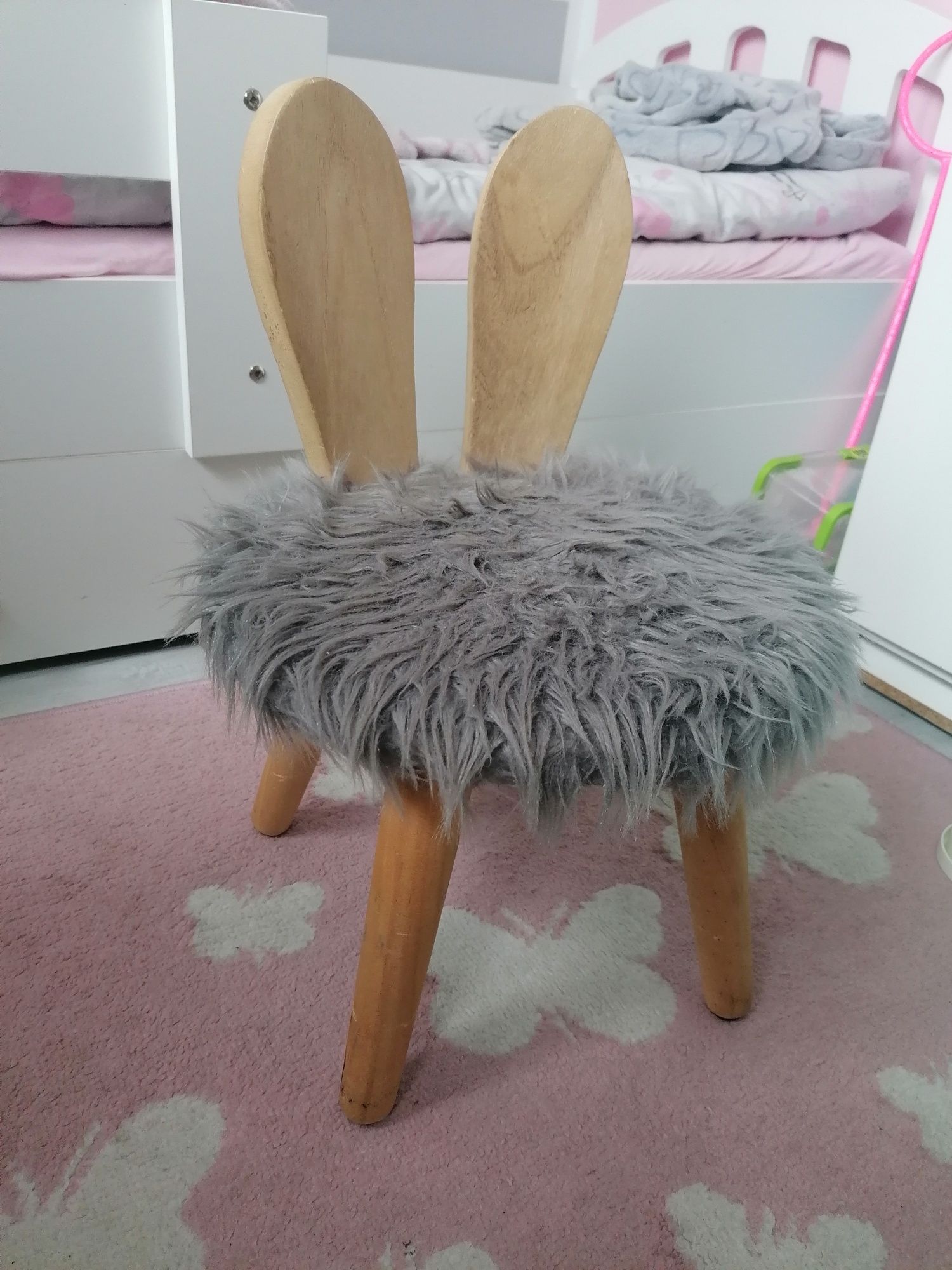 Drewniane krzesełko króliczek.