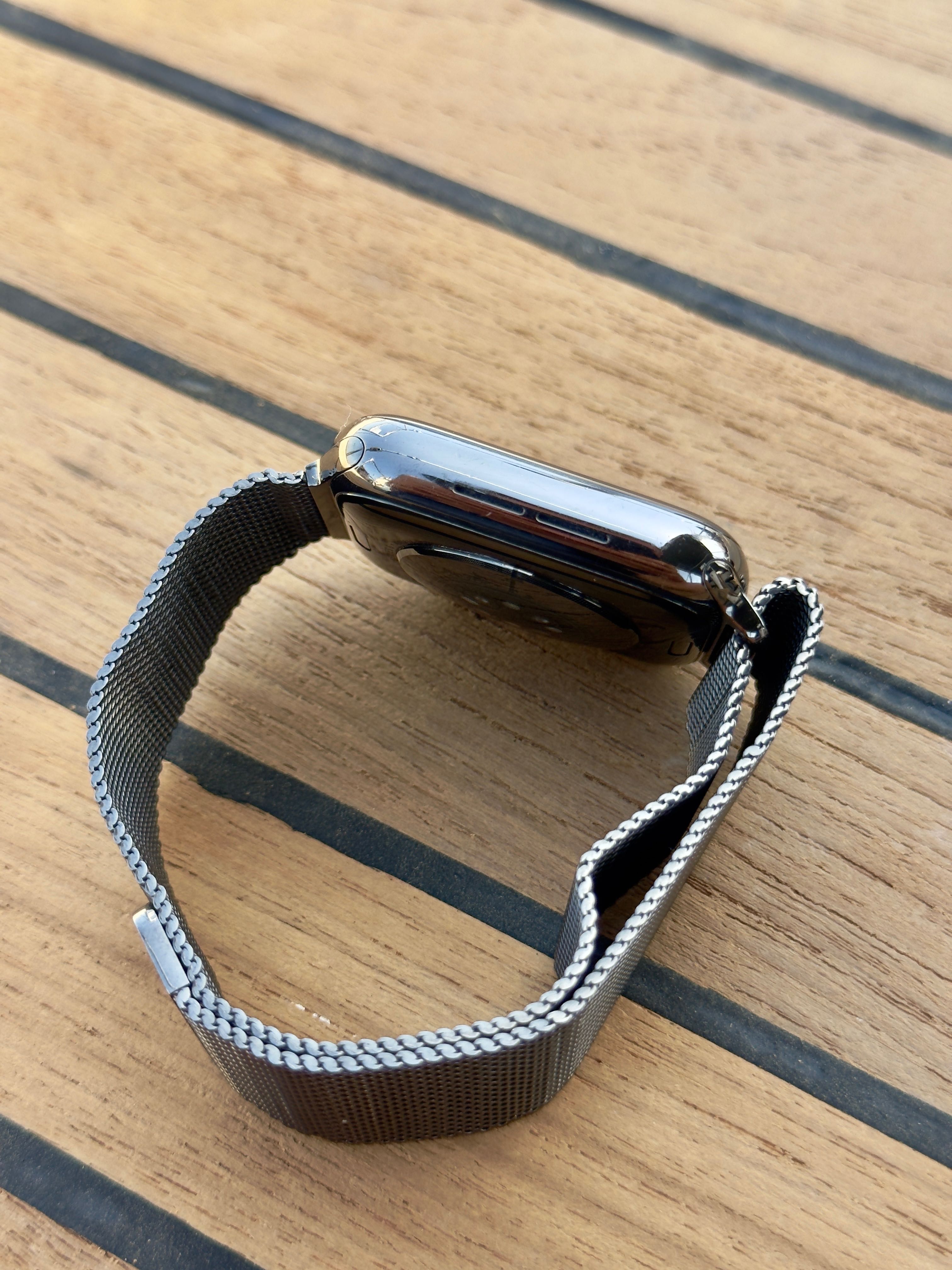 Apple Watch Series 6 – Aço Inoxidável, Cellular, Pulseira Milanese