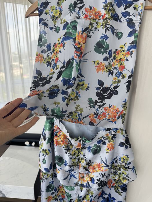 Продам шелковое платье с принтом