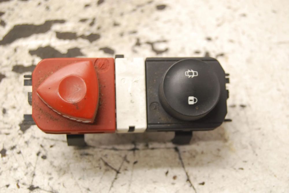 PRZEŁĄCZNIK AWARYJNYCH 8200107808 MEGANE II ORI