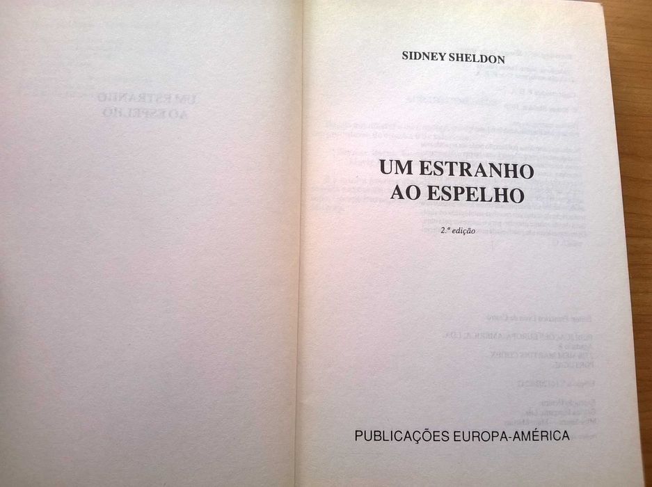 Um Estranho ao Espelho - Sidney Sheldon