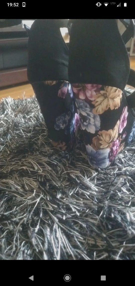 Buty koturny odkryte palce.