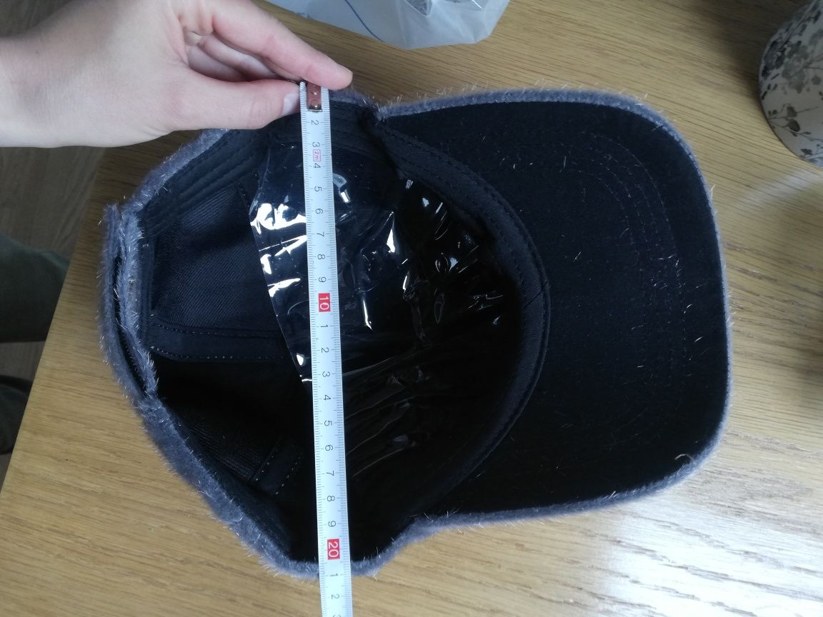 Nowa włochata czapka z daszkiem typu full cap/bejsbolówka