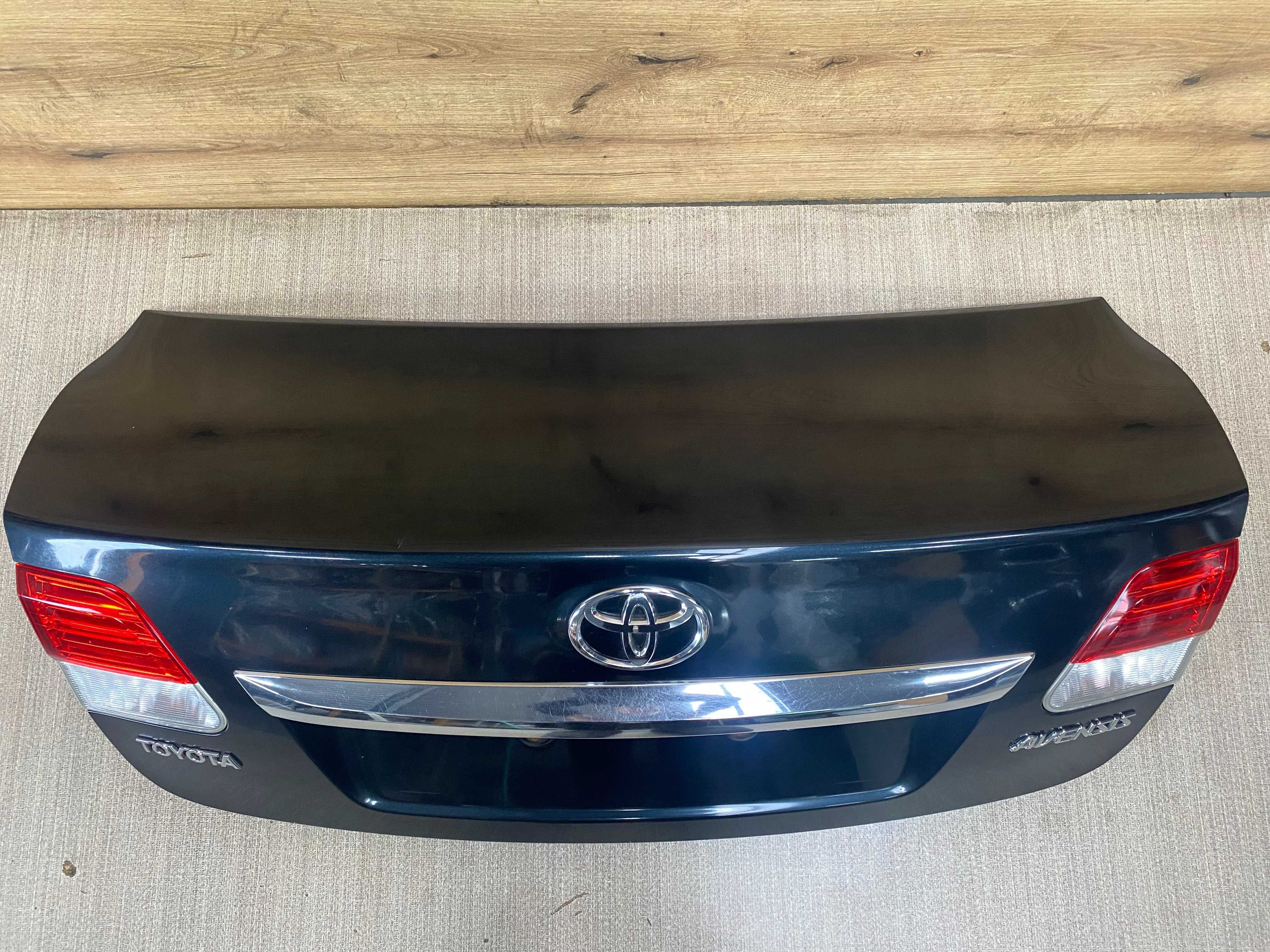 Klapa/kufer tylny bagażnika toyota t27 lift sedan kolor 1h2