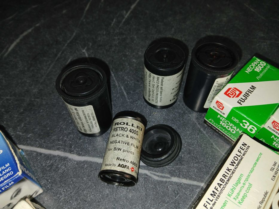 Filmy, klisze czarnobiałe, przeterminowane, format 135 i 120, 61 sztuk