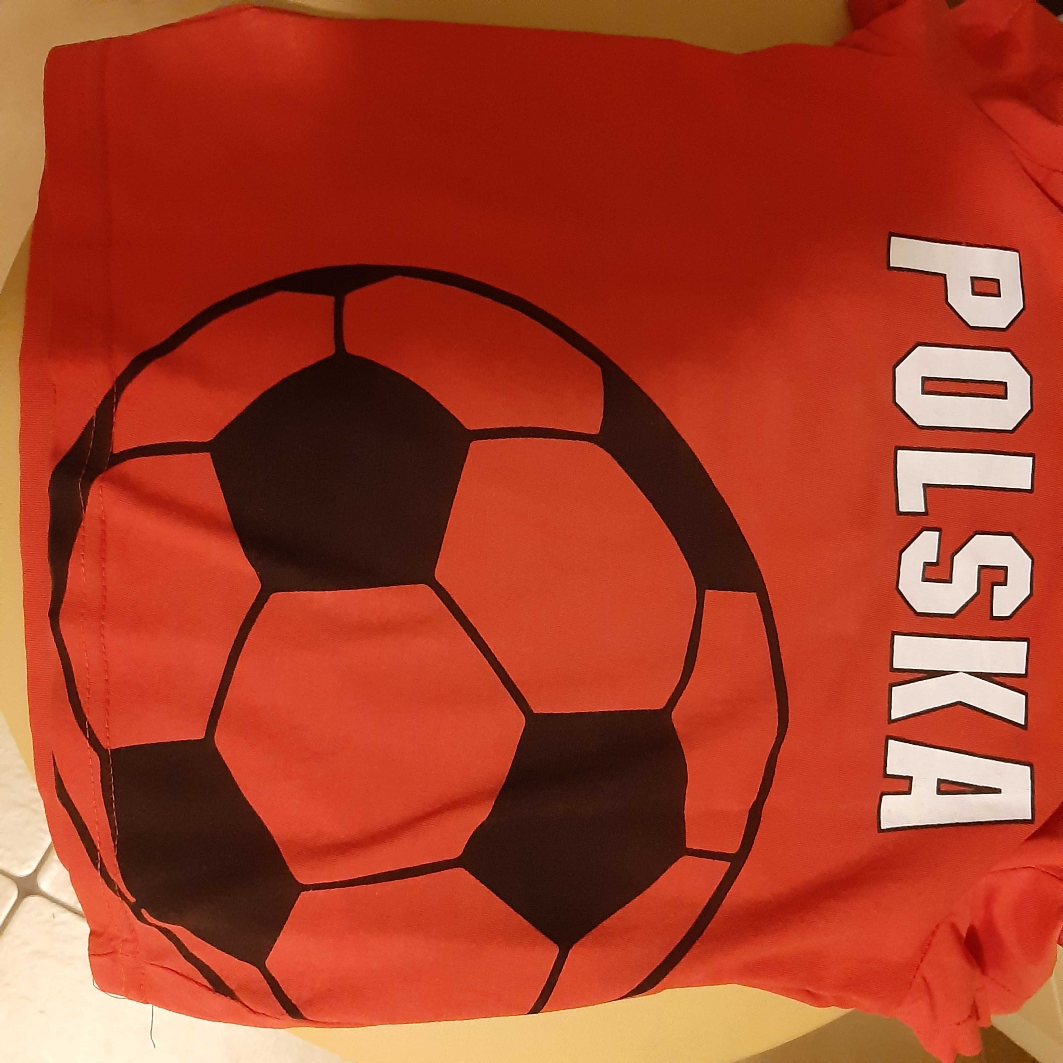 Czerwona koszulka, T-shirt, z napisem Polska i z piłką