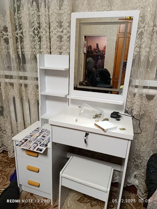 Стіл косметологічний з підсвічуванням