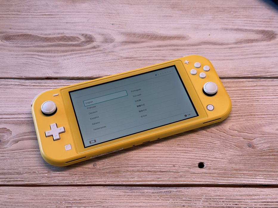 Nintendo Switch Lite Żółty + case Pokemon Pikachu MewTwo + pudełko