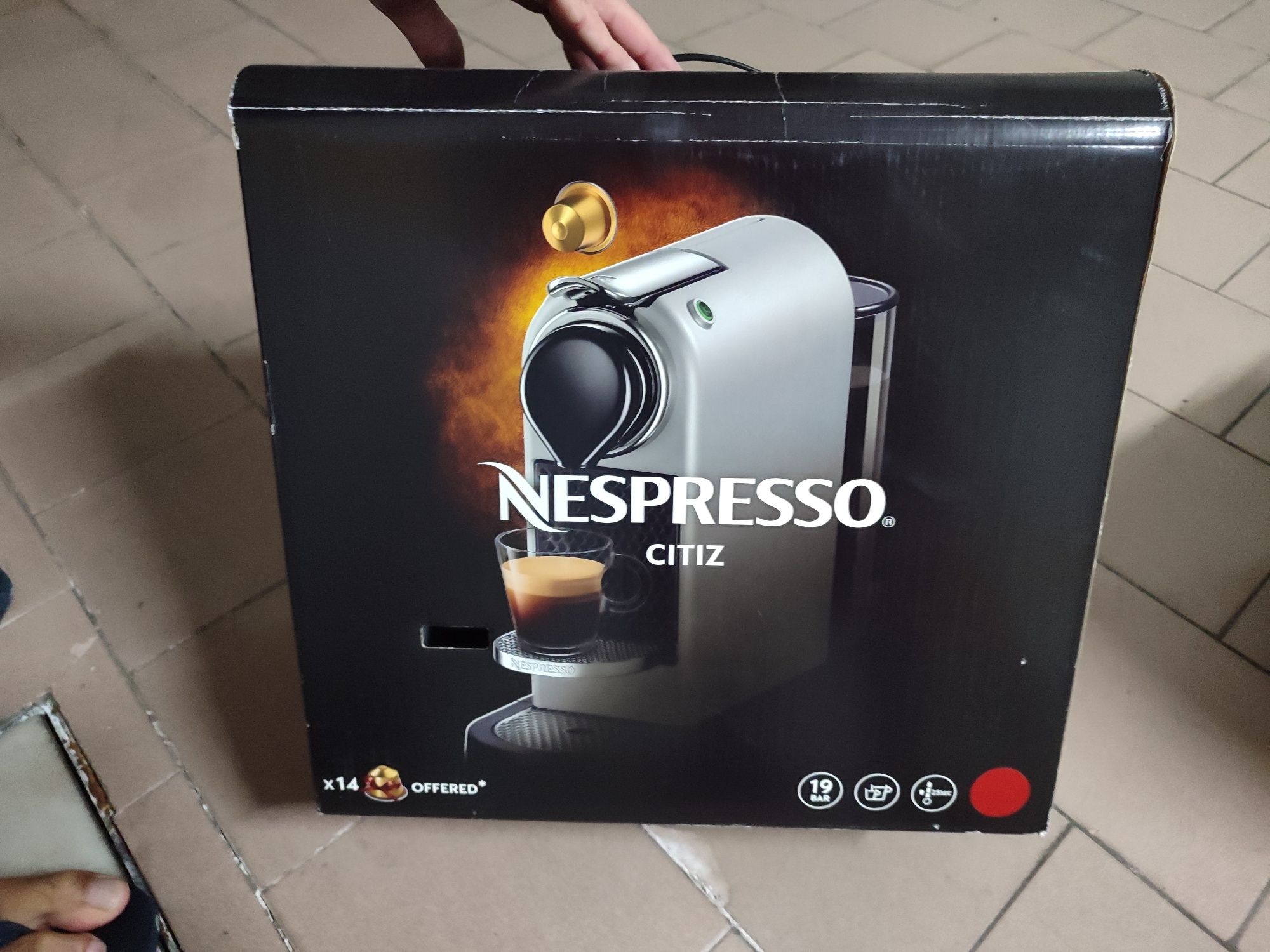 Máquina Nespresso como nova vermelha