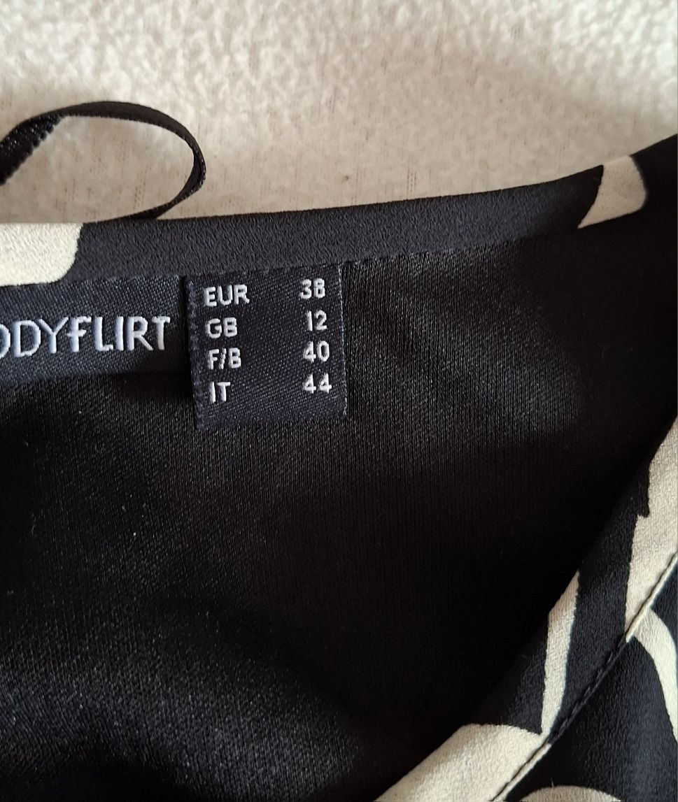 Czarna sukienka midi w kwiaty 38 M