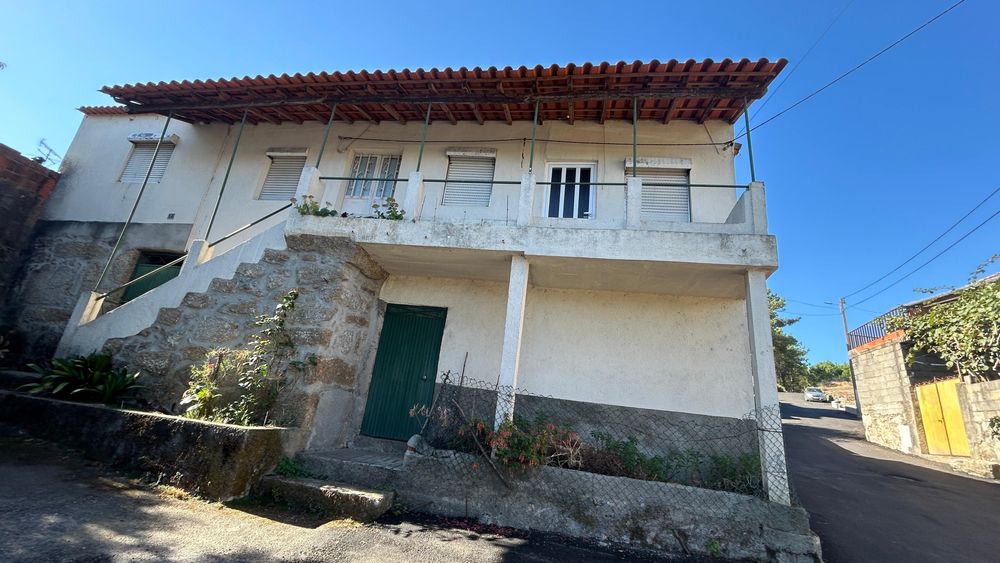 Moradia T2+1 com Terreno em São João de Lourosa