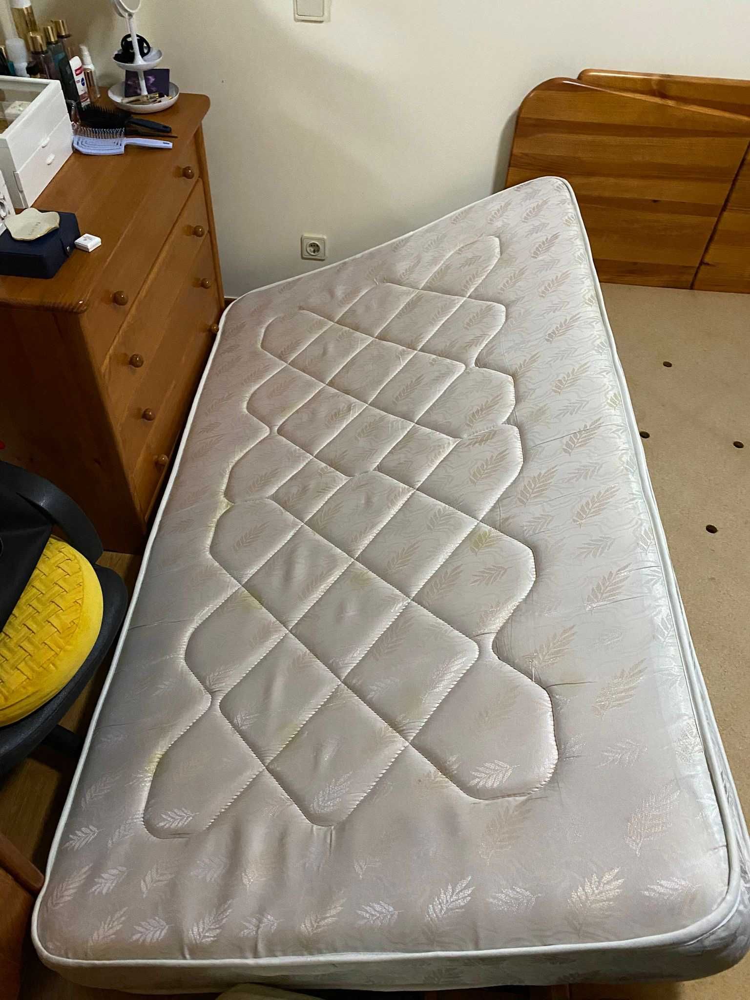 Cama de madeira c/ colchão + gavetas (solteiro) [Mobília CERNE]