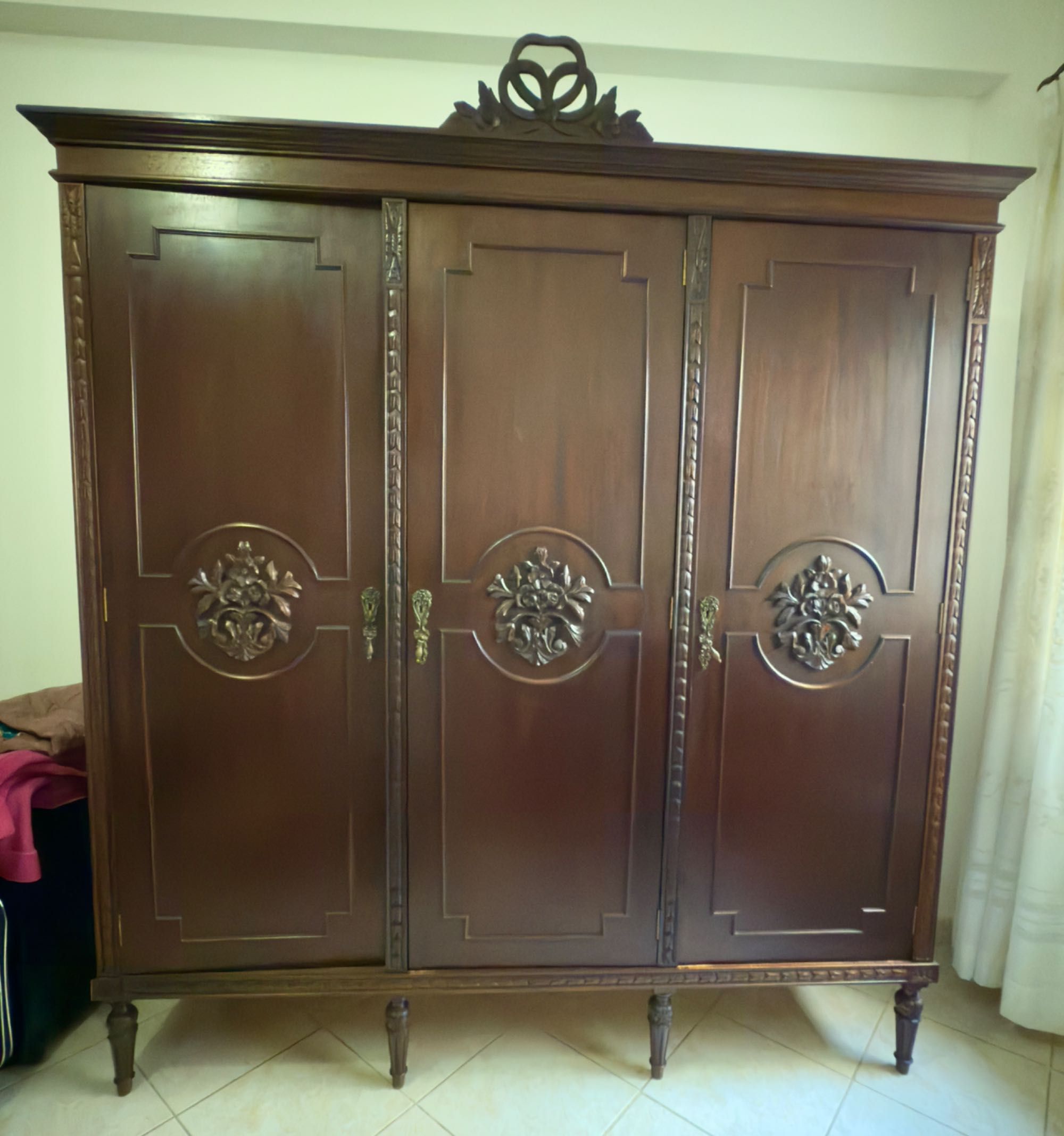 Mobília de quarto clássico em madeira