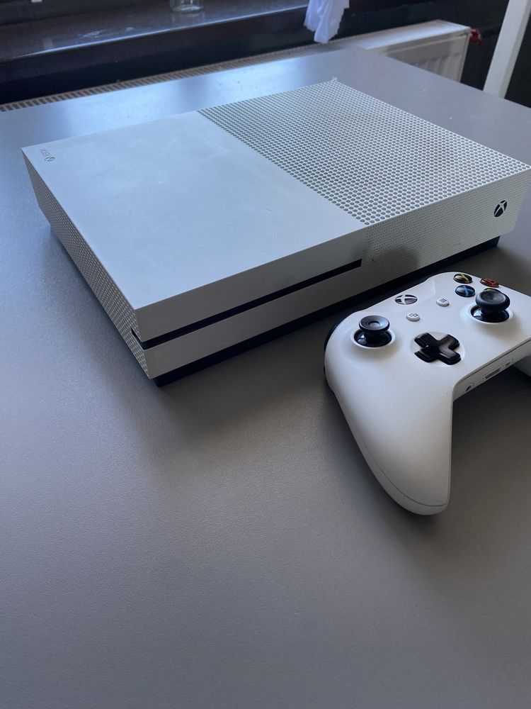 Xbox one s   + pad + gra