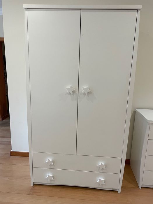 Armário e cómoda ambos branco mate da marca Trama e cama infantil!