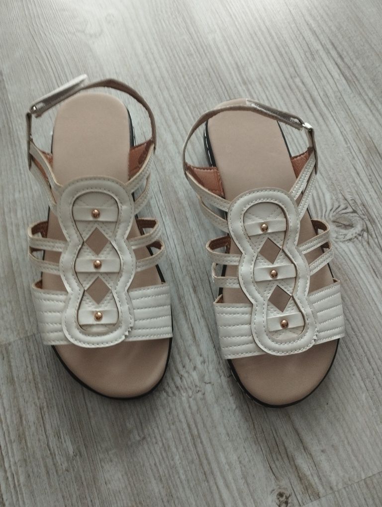 Nowe sandały damskie 39 białe