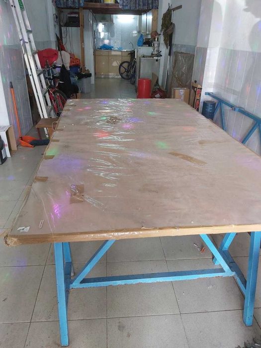 2 Mesas com 2 bancos de madeira