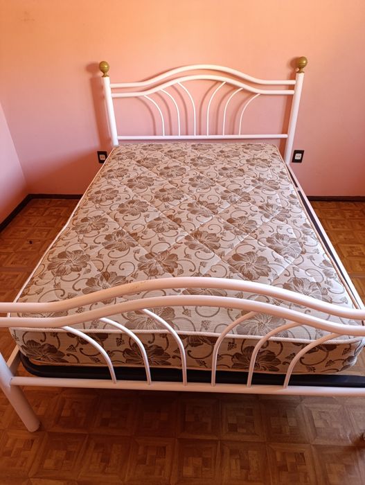 Cama em ferro branca