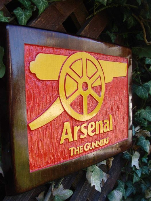 Arsenal Londyn Ręcznie rzeźbione logo z drewna.