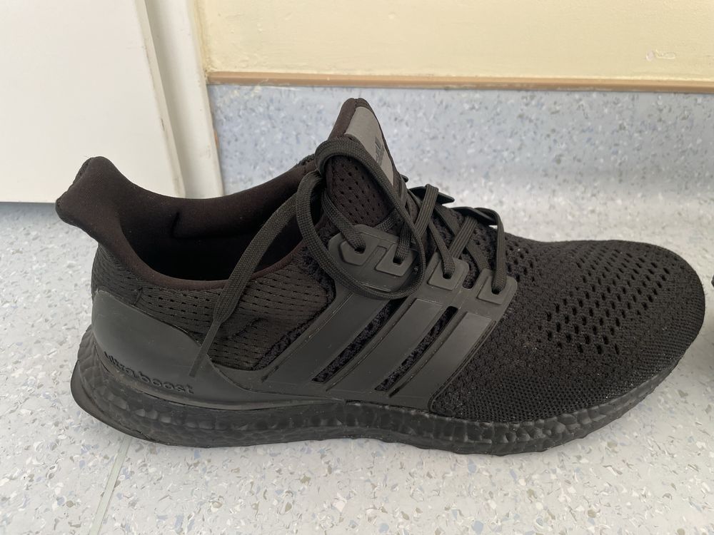 Продам Чоловічі кросівки для бігу Adidas Ultraboost 1.0