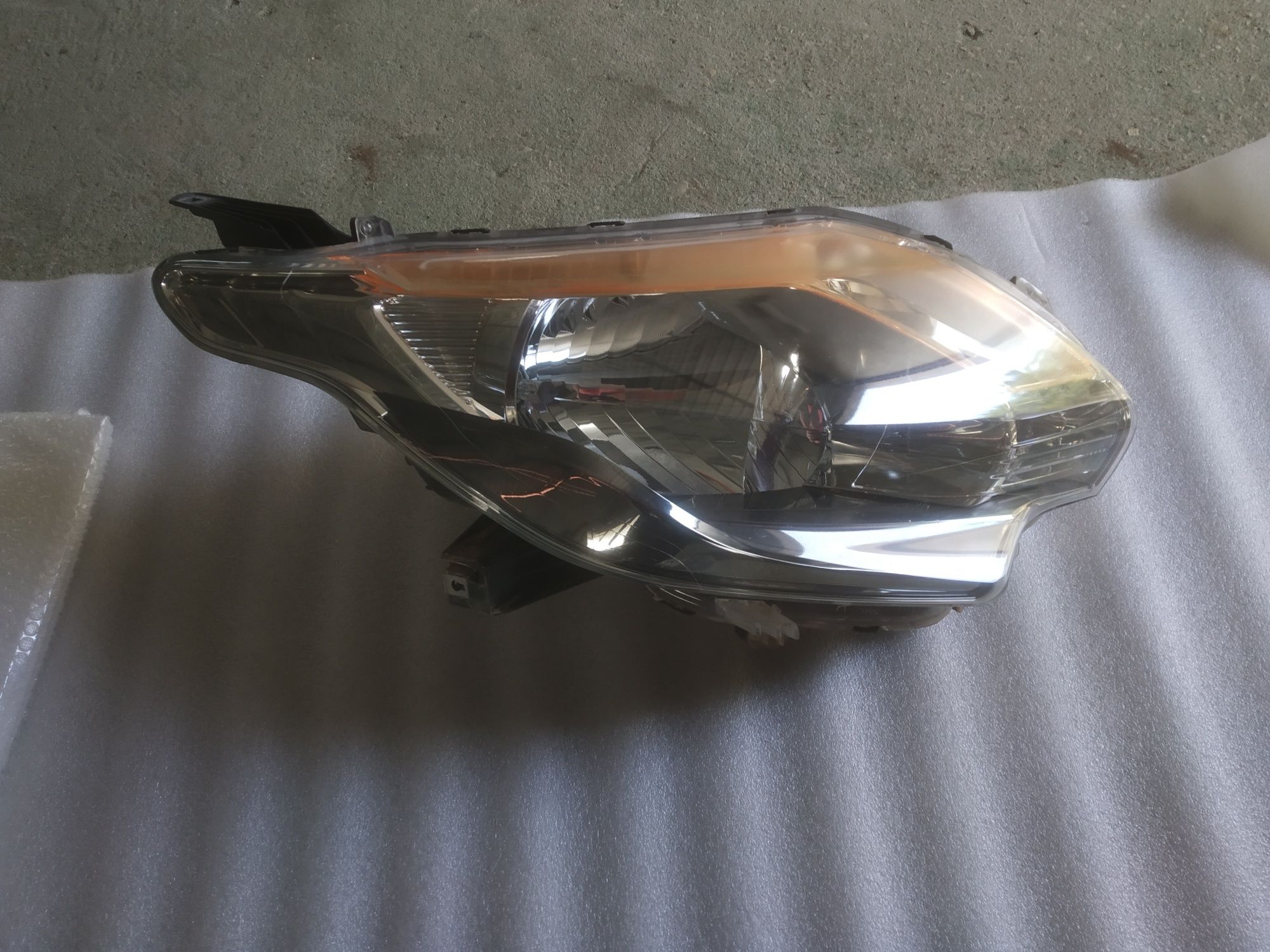 Farol direito Mitsubishi L200