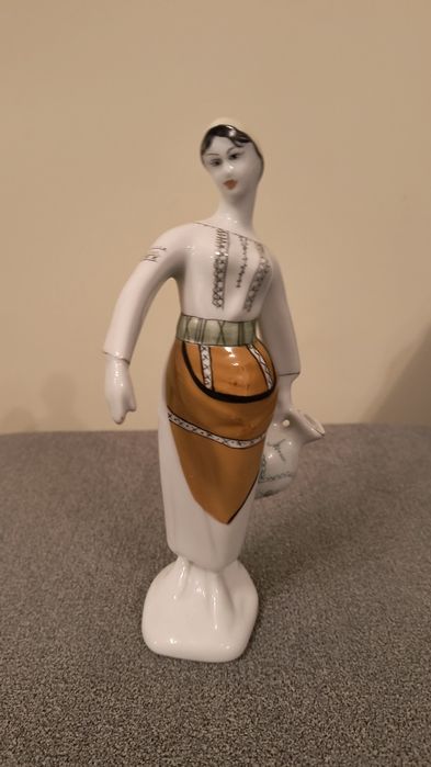 Figurka kobiety z porcelany.