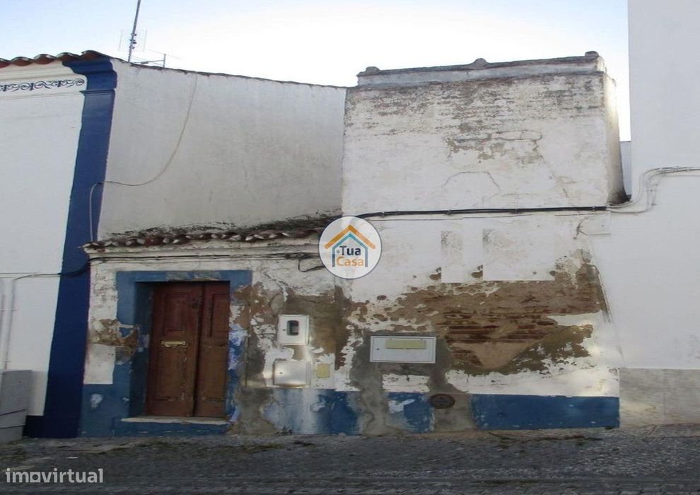 Moradia T2 em Ruina no Centro Histórico de Redondo