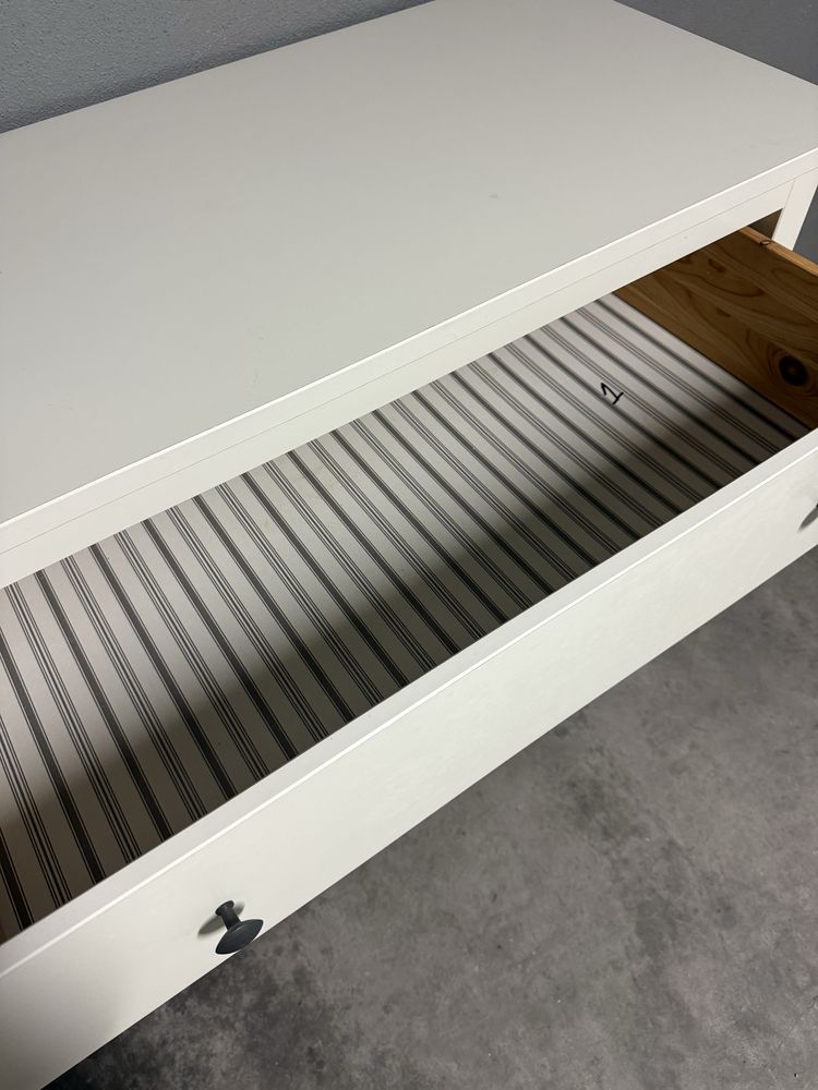 Cómoda branca ikea hemnes