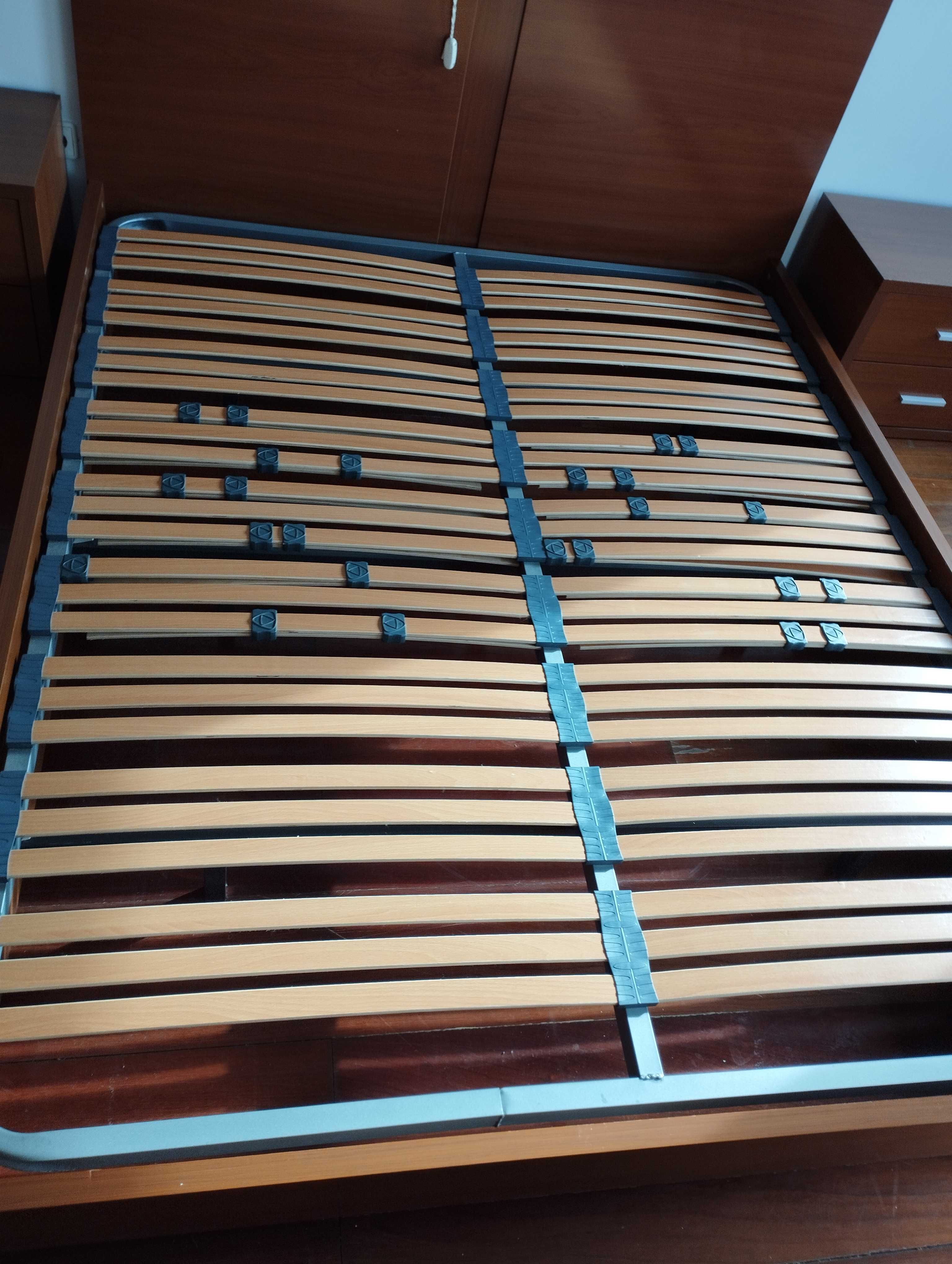 Cama casal king size c/estrado mesinhas e comoda - Bom estado