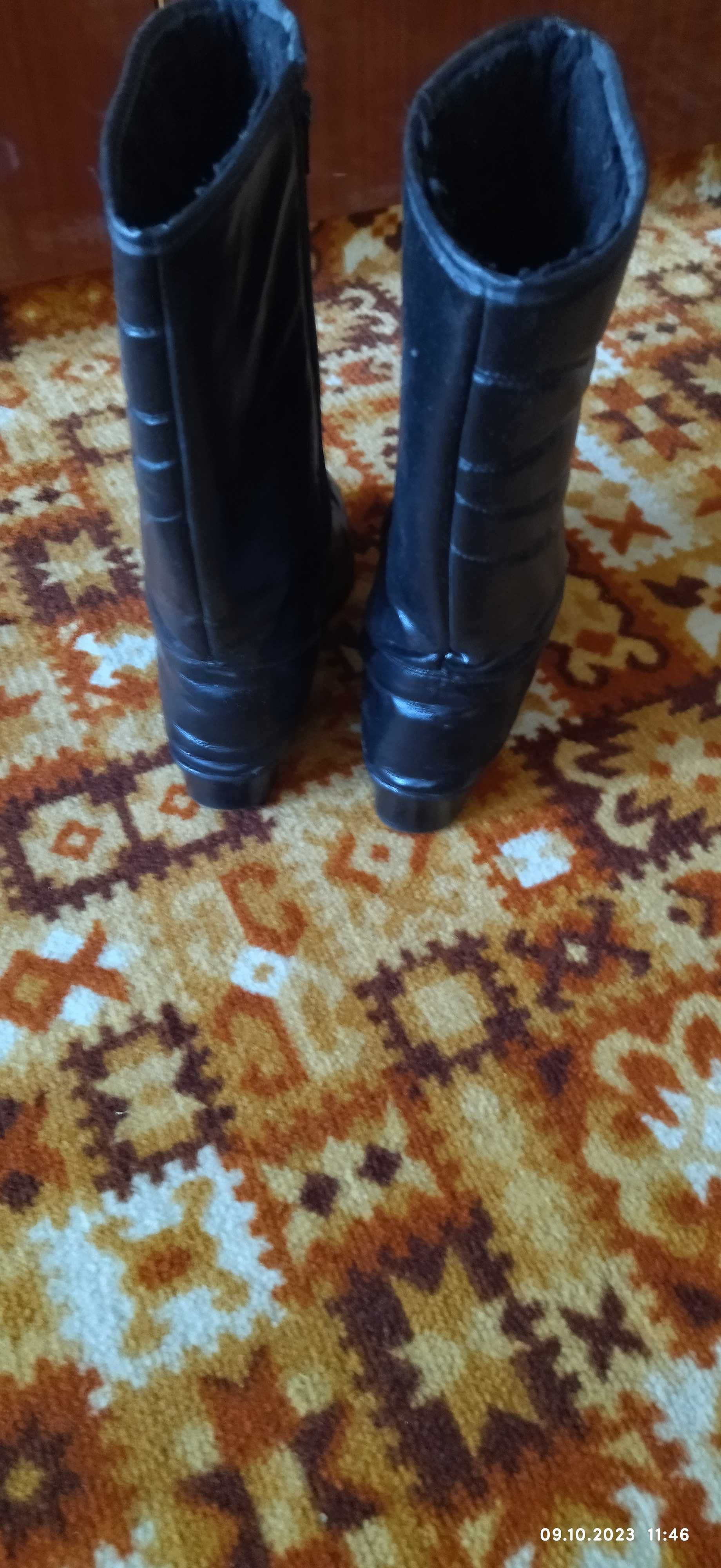 Жіночі чоботи утеплені на низькому каблуку, розмір-41.Чорного коляру