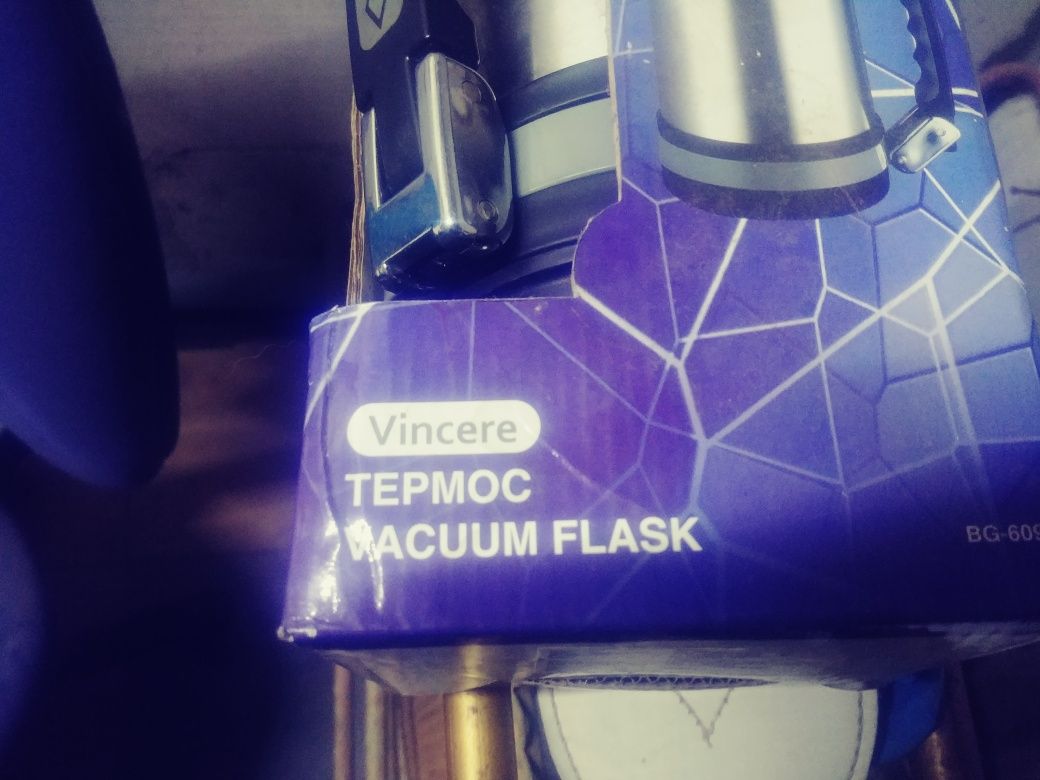 Продам термос на 2л