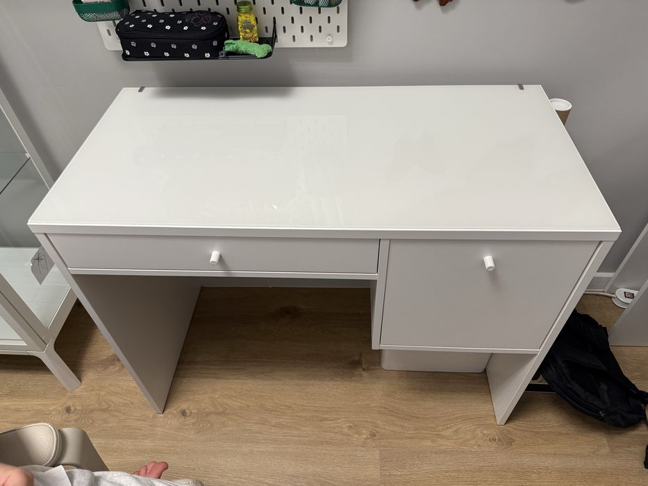 Biurko ikea wraz z szybą.