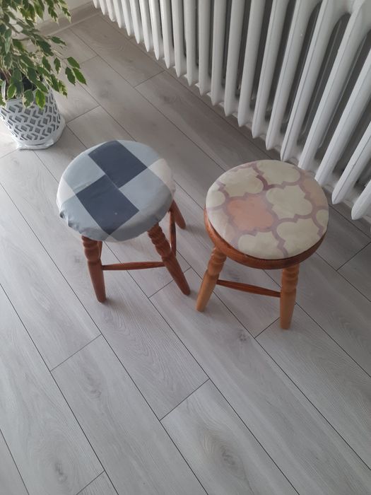 Taboret kuchenny nogi toczone dwa Taborety z poduchami