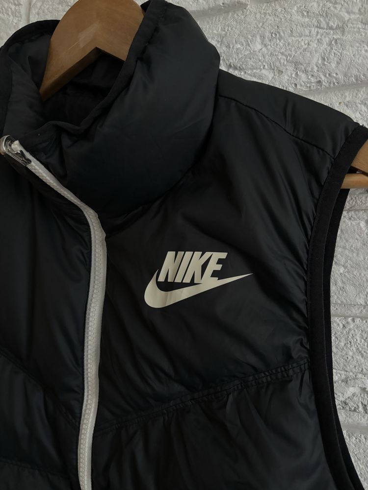 Nike Wr Dwn Fill Vest Rev (939442-010) женская жилетка