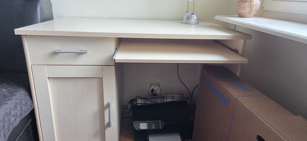 Biurko drewnopodobne