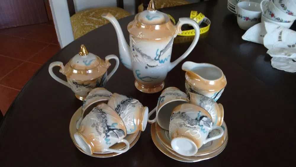 Serviço de café antigo com motivos chineses / dragão