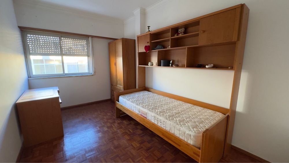 Estúdio + cama + colchão + Secretária