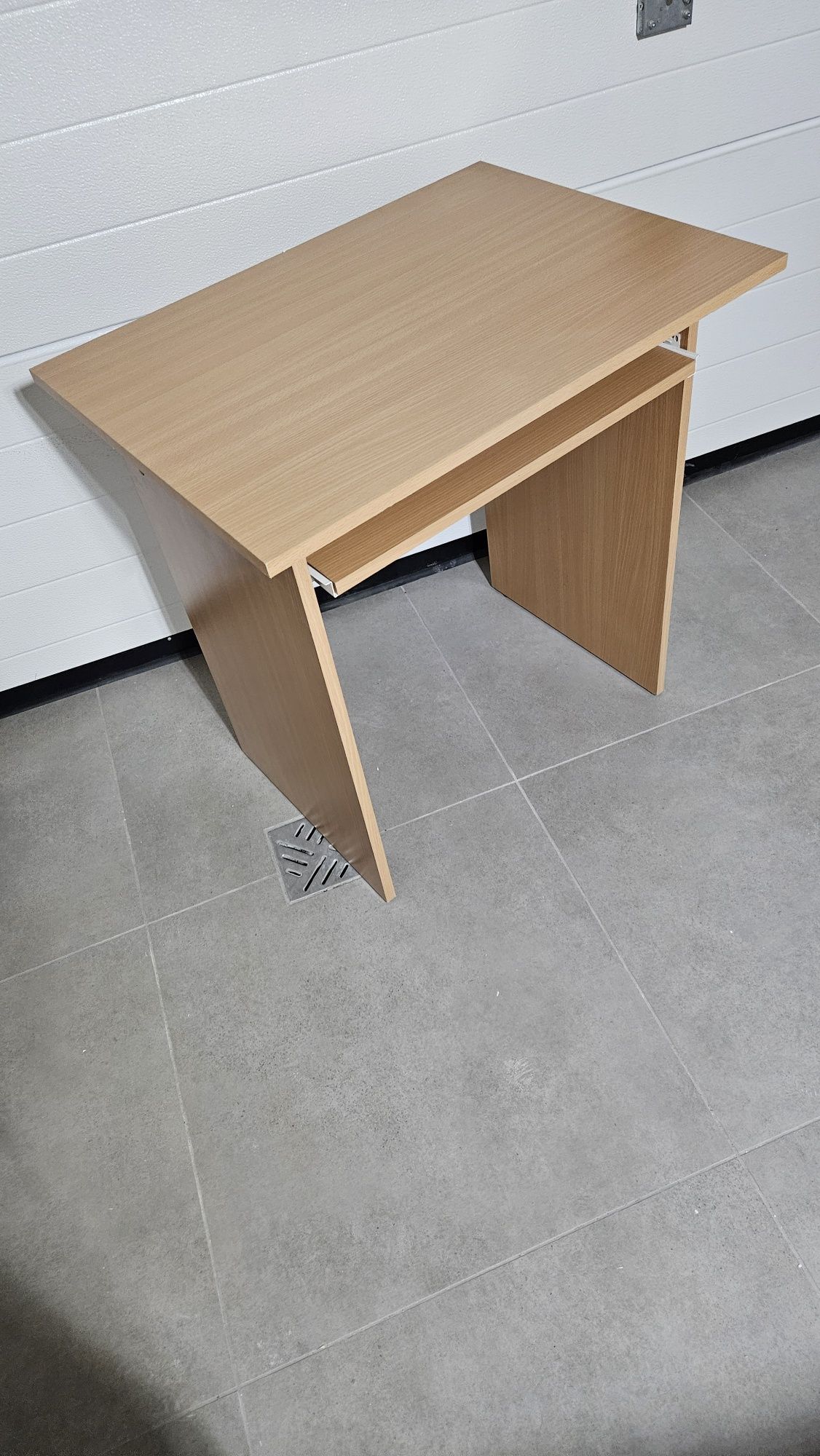 Biurko komputerowe z wysuwaną szufladą na klawiaturę