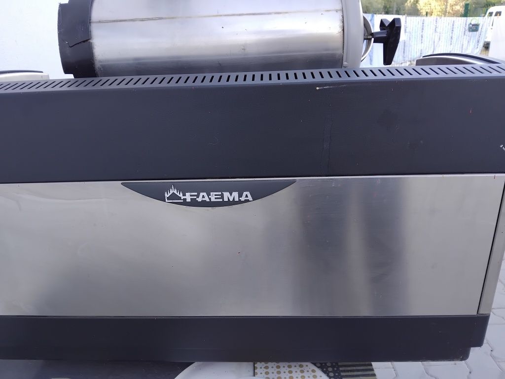 Máquina de Café FAEMA c/ Depurador e Moinho