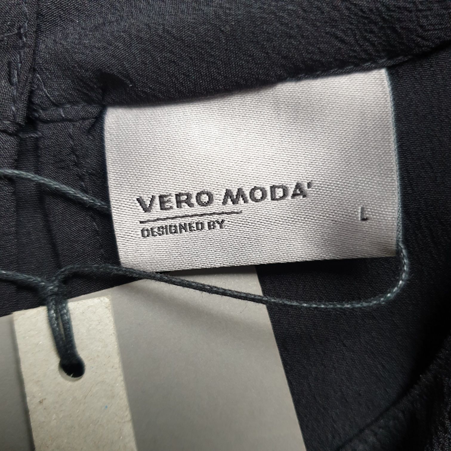 Elegancka czarna sukienka midi z dekoracyjnym dekoltem. Vero Moda.