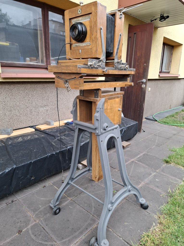 Statyw żeliwno drewniany do aparatu studyjnego.