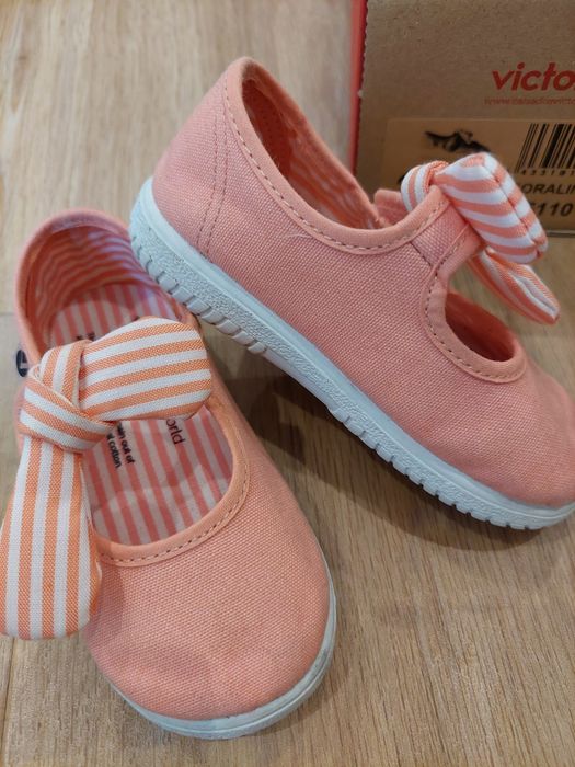 Sapato menina no tamanho 23, marca Victoria.