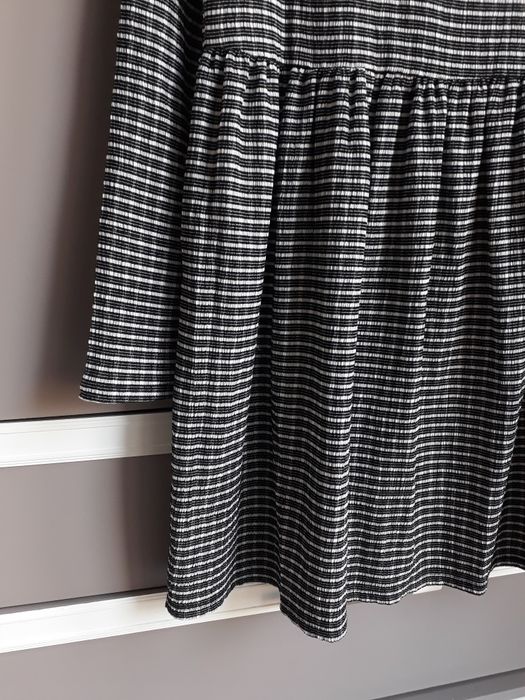 Rozkloszowana krótka sukienka z długim rękawem w paski M Reserved nowa