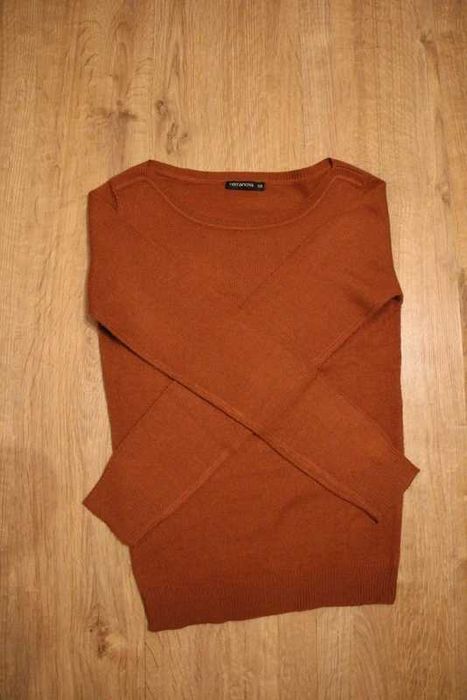 Brązowy lekki sweter przez głowę