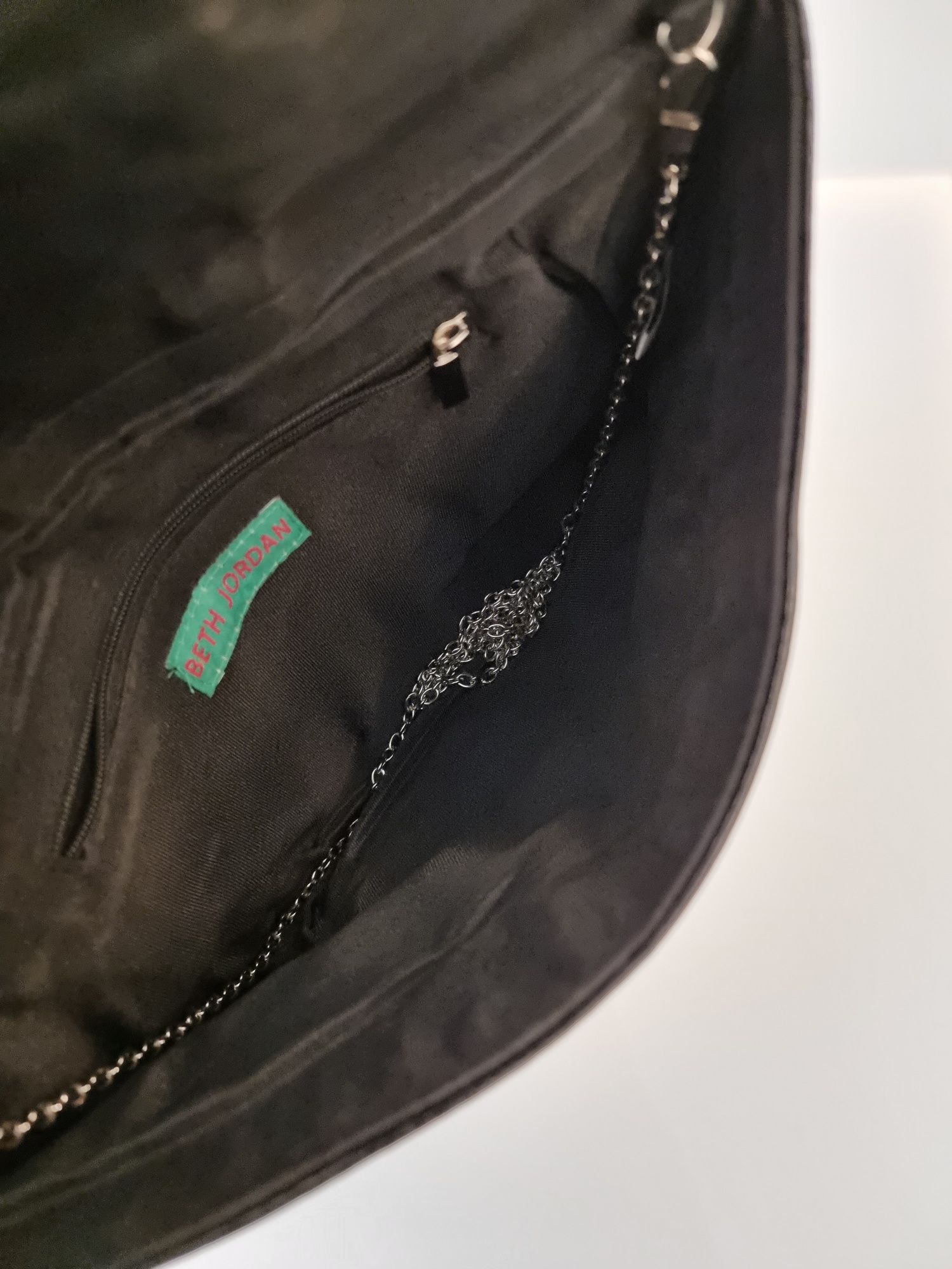 Czarna torebka kopertówka na łańcuszku