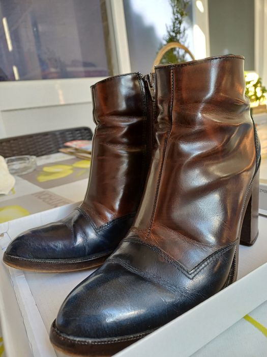 Bota curta em pele azul e castanho