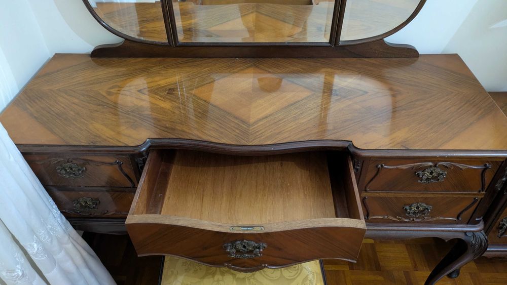 Toucador antigo em madeira maciça com espelho triplo e banco