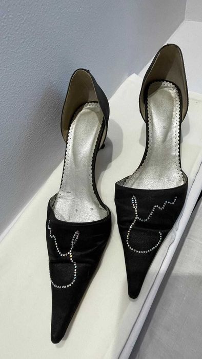 Sapatos pretos elegantes com brilhantes – salto médio